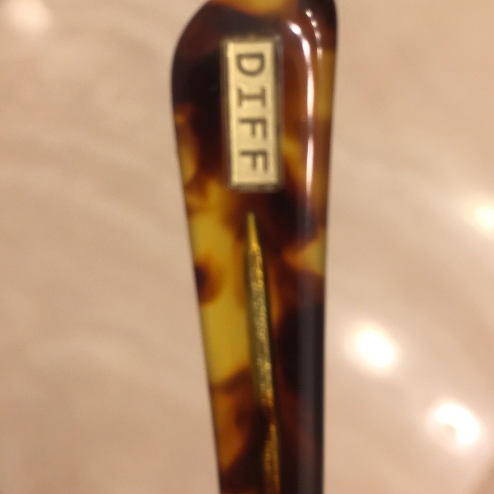 Diff sunglasses with A Gucci case . Both are new. - Picture 5 of 6
